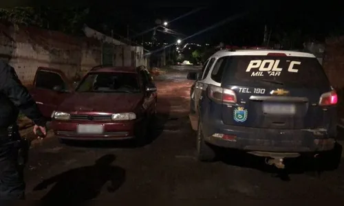 Policia flagra homens fazendo sexo dentro de carro roubado