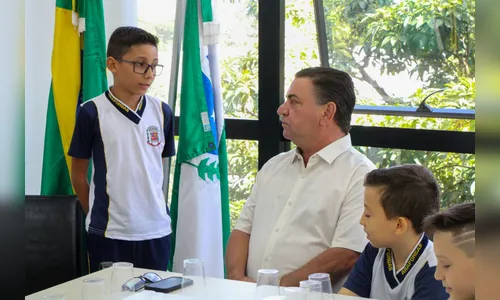 Prefeito Sérgio Onofre recebe alunos da Escola Padre Germano