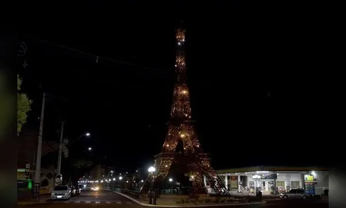 Mulher tenta se jogar da réplica da Torre Eiffel em Ivaiporã