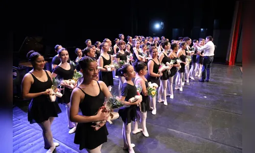 Bailarinas da Escola Municipal de Dança recebem sapatilha de ponta