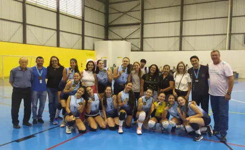 Time de voleibol campeão na fase municipal dos Jogos Escolares