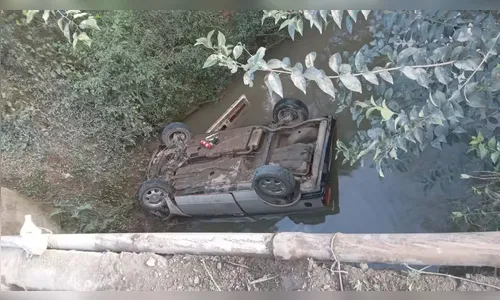 Carro de família com três crianças capota em riacho no Paraná