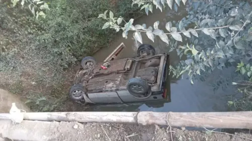 Veículo capotou sobre riacho no Paraná