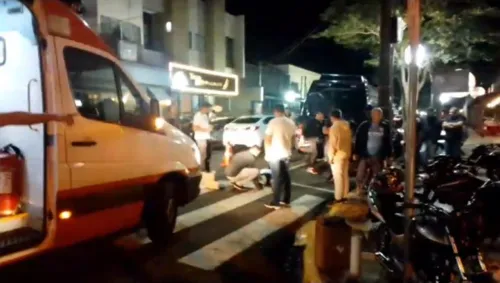 Vídeo: motociclista bate violentamente em van na Rua Dr. Oswaldo Cruz