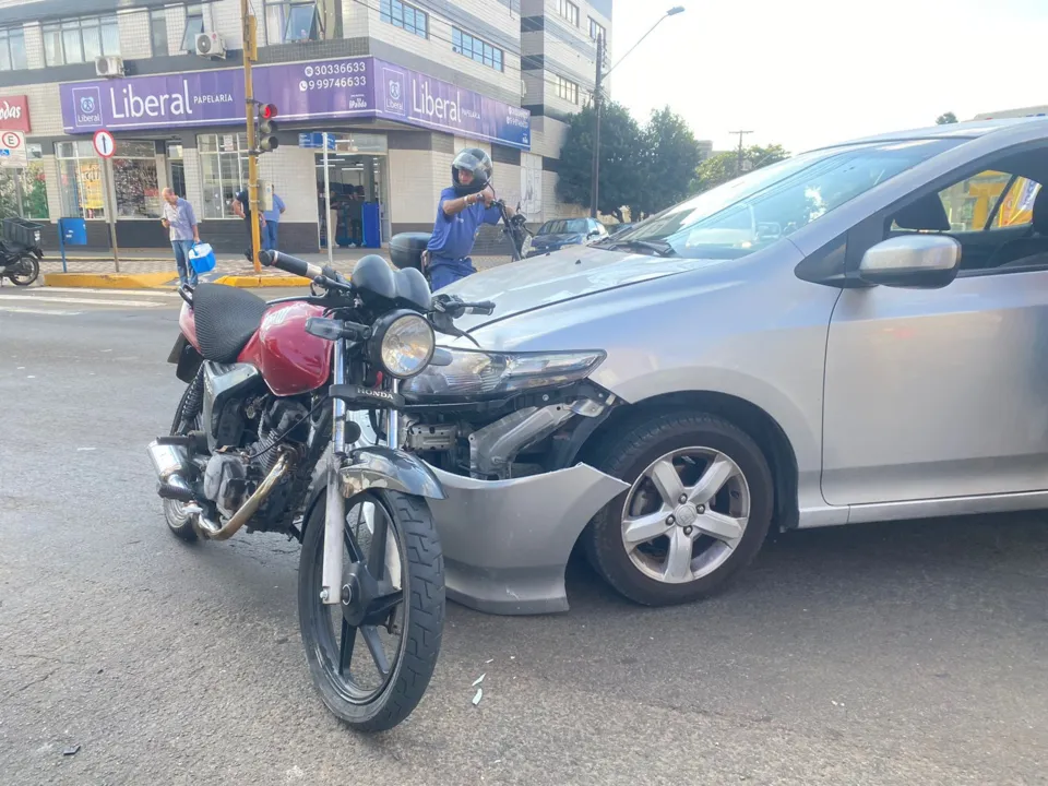 A colisão envolveu um Honda City e uma motocicleta
