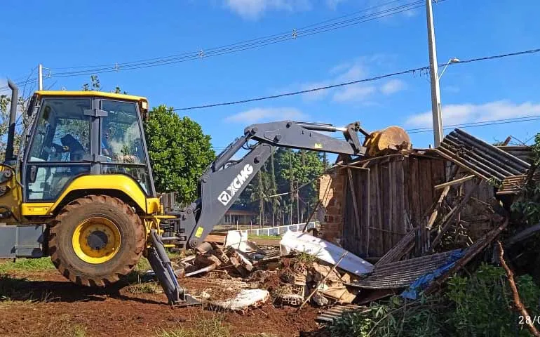 A desocupação ocorreu em terreno público na Rua Lourival Silva Lima, no Conjunto Habitacional Amador Gonçalves