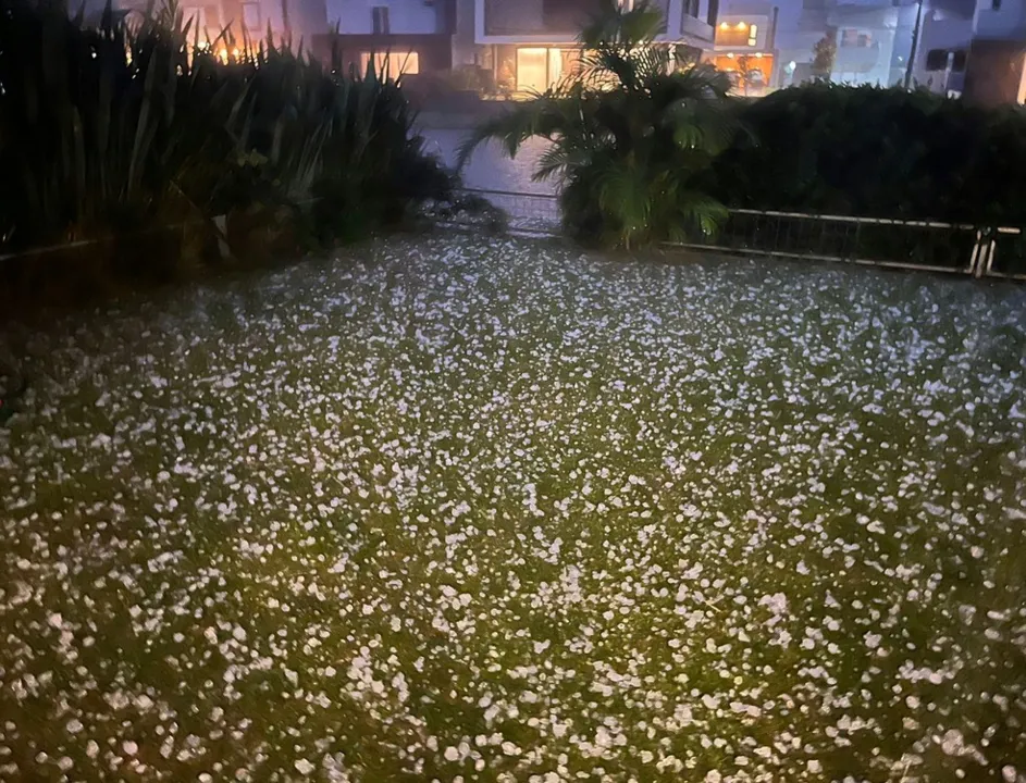 A região registrou chuva e teve granizo localizado em alguns bairros