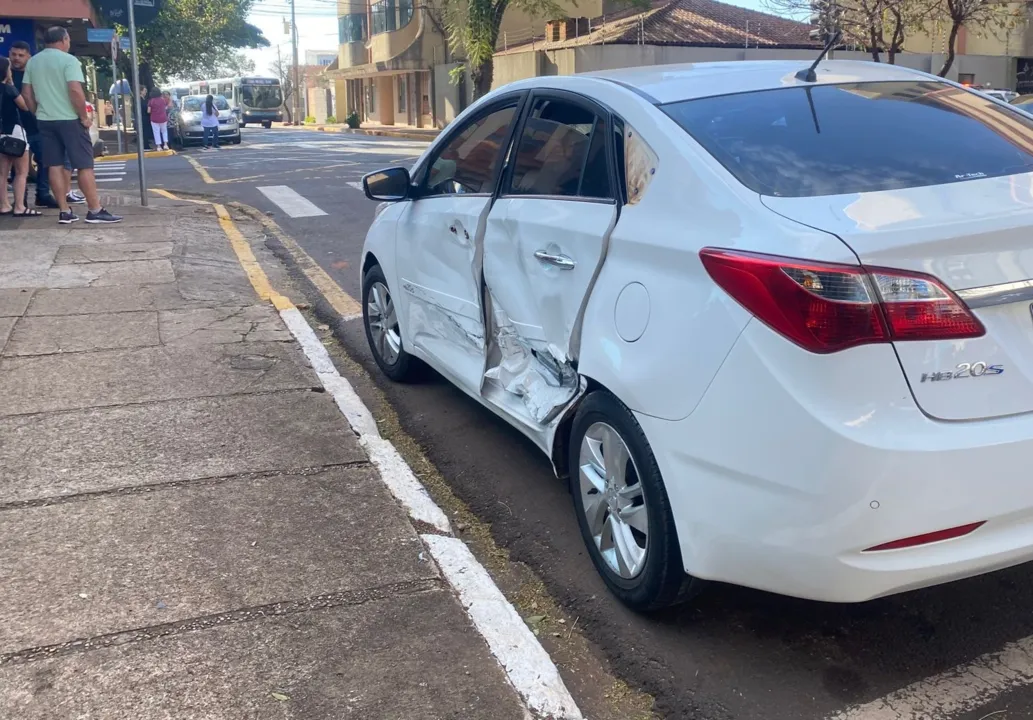 Acidente entre dois carros é registrado no centro de Apucarana