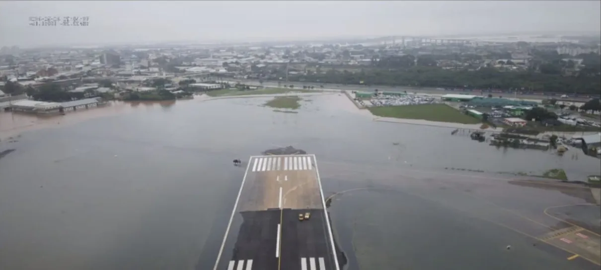 Aeroporto de Porto Alegre ficou alagado no último sábado (4) e voos foram suspensos