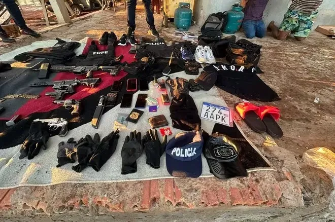 Armas e outros objetos foram apreendidos