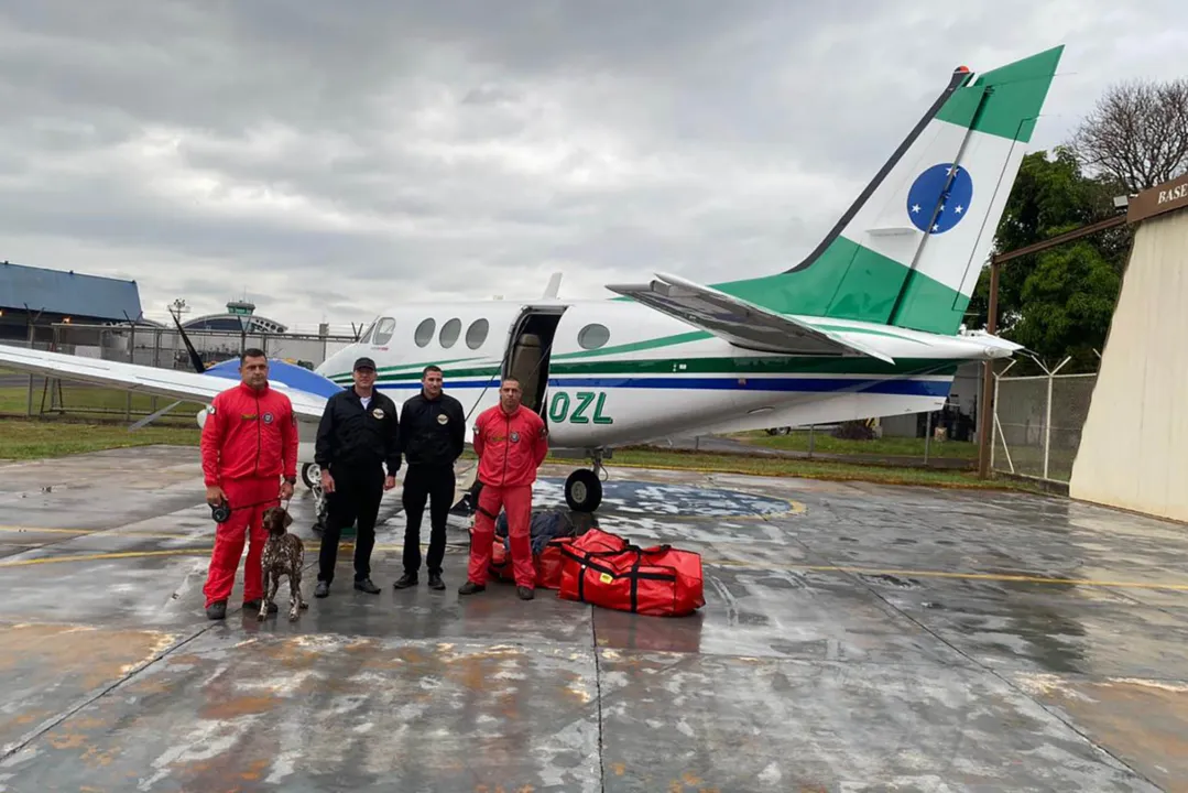 Cães e bombeiros do Paraná embarcam para o RS para ajudar em buscas