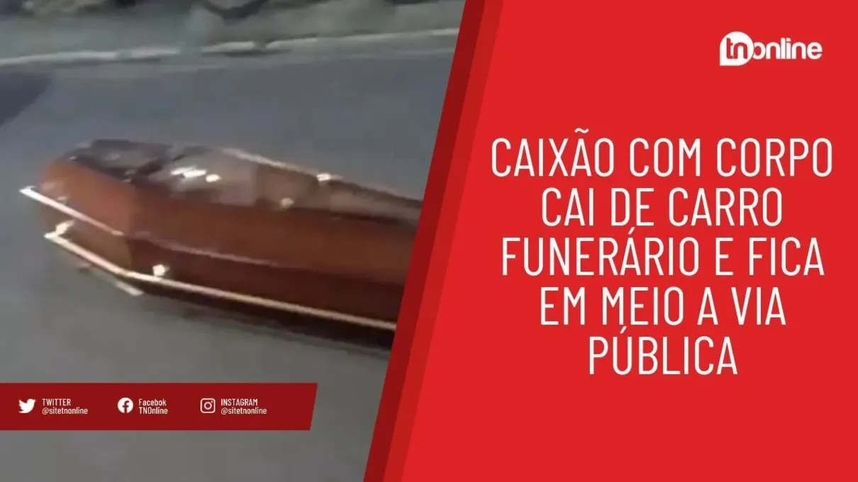 Caixão com corpo cai de carro funerário e fica em meio a via pública