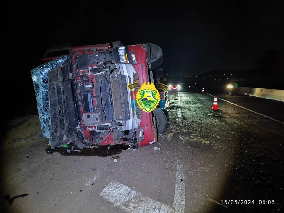 Caminhoneiro de 48 anos fica ferido após tombamento na PR-445