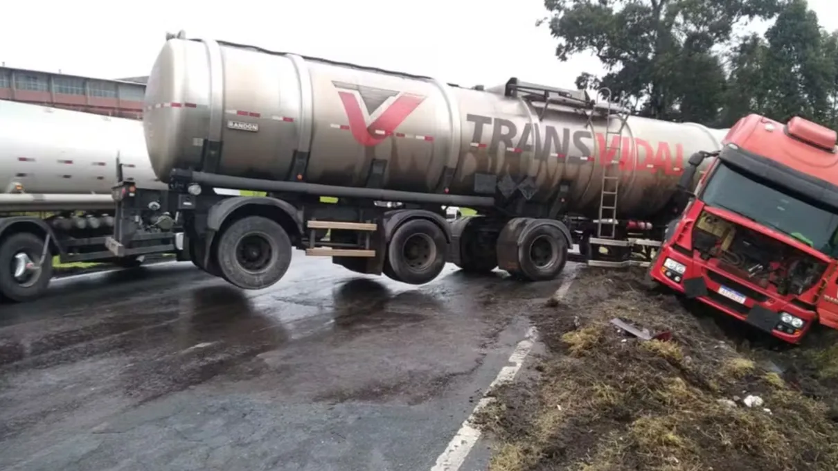 Carreta ficou em "L" na manhã deste sábado e interditou pista parcialmente