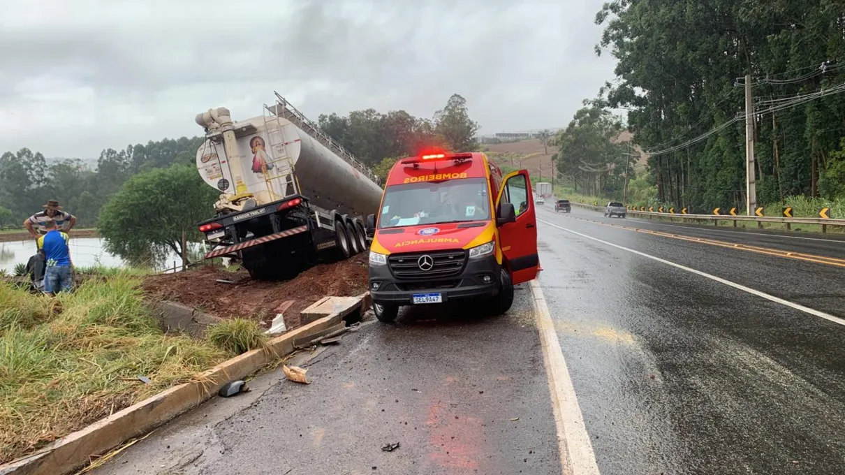 Carreta sai da pista e quase cai em represa na PR-444