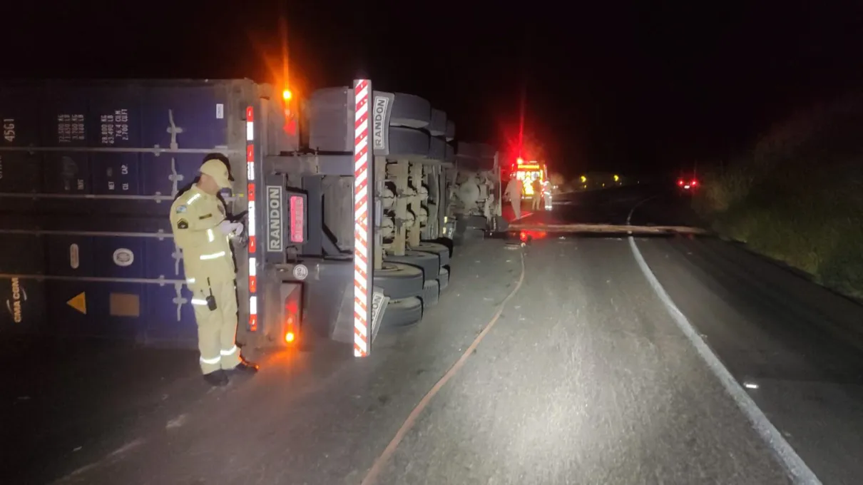 Carreta tombou na BR-367, em Apucarana