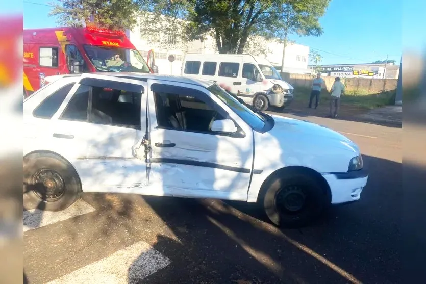 Carro foi atingido na lateral pela van