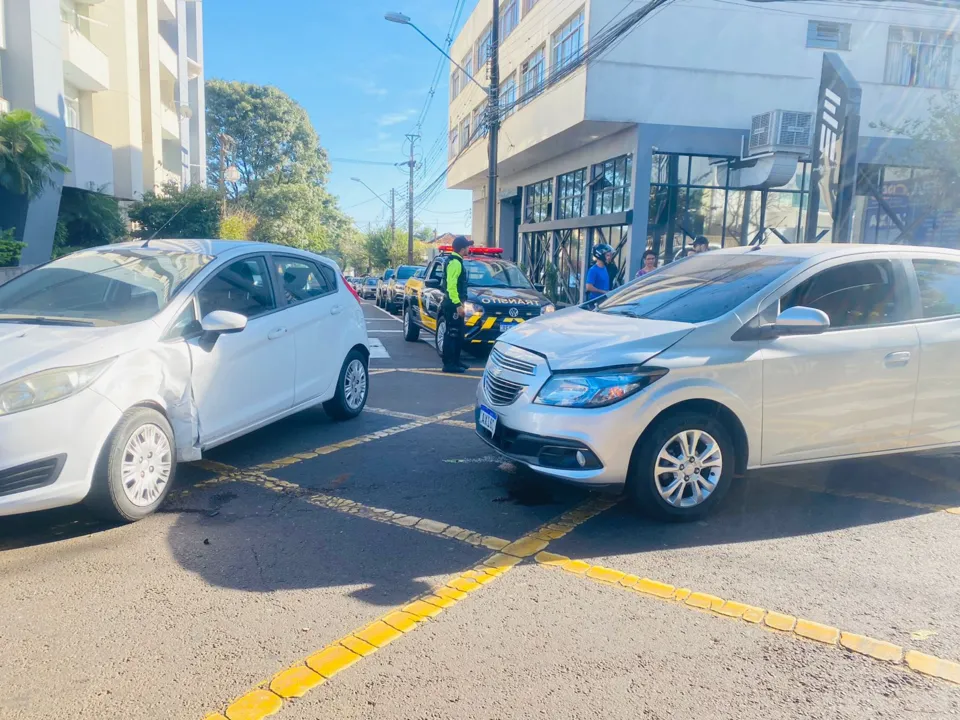 Carros colidiram na região central da cidade