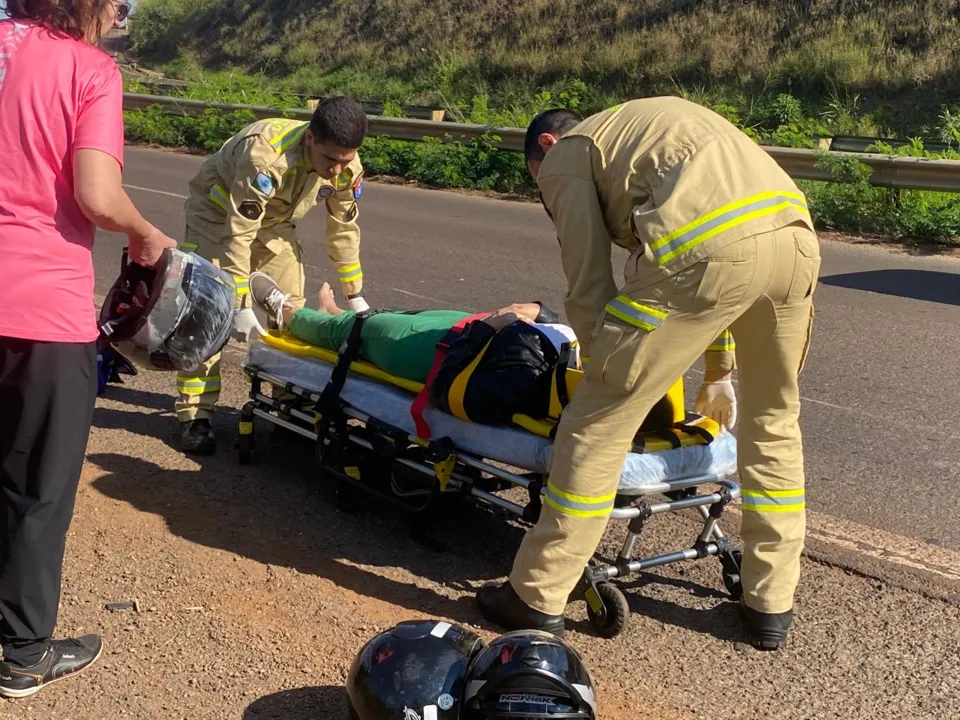 Casal fica ferido ao cair de moto ao passar por buraco no Contorno Sul