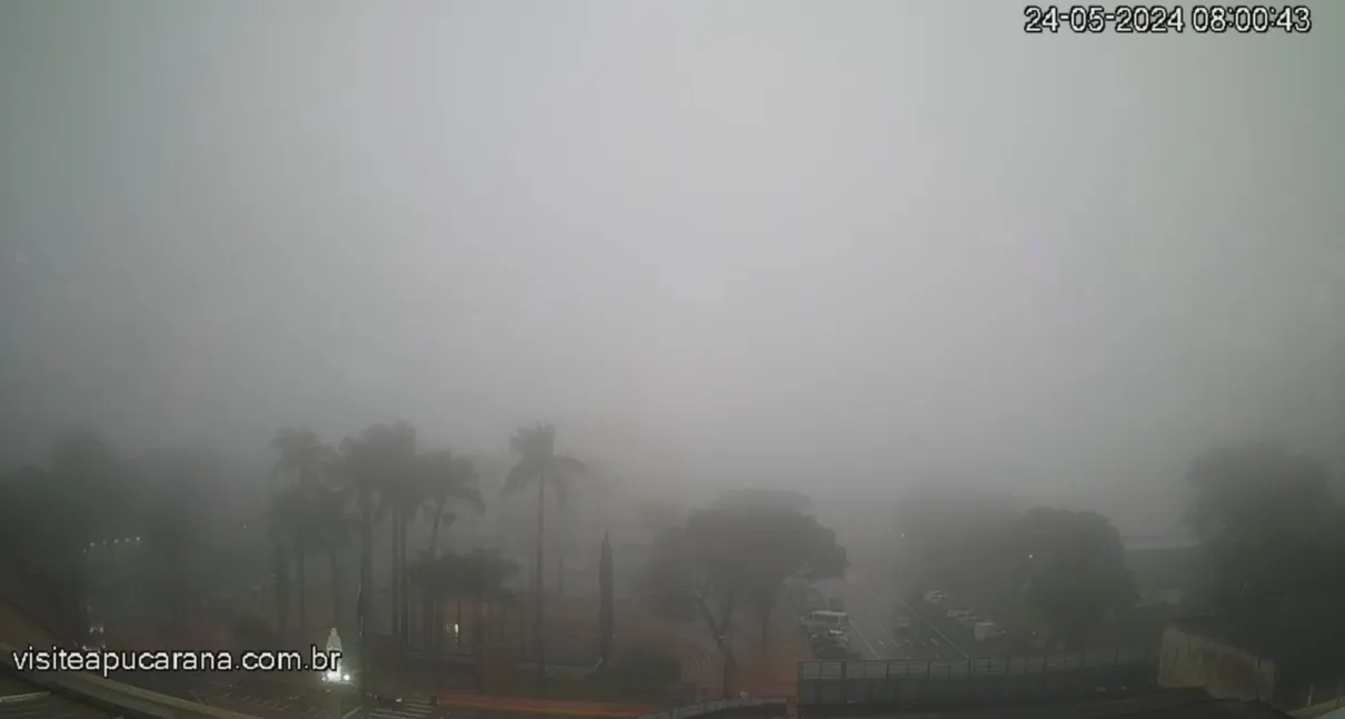 Chuva e neblina encobrem Catedral de Apucarana