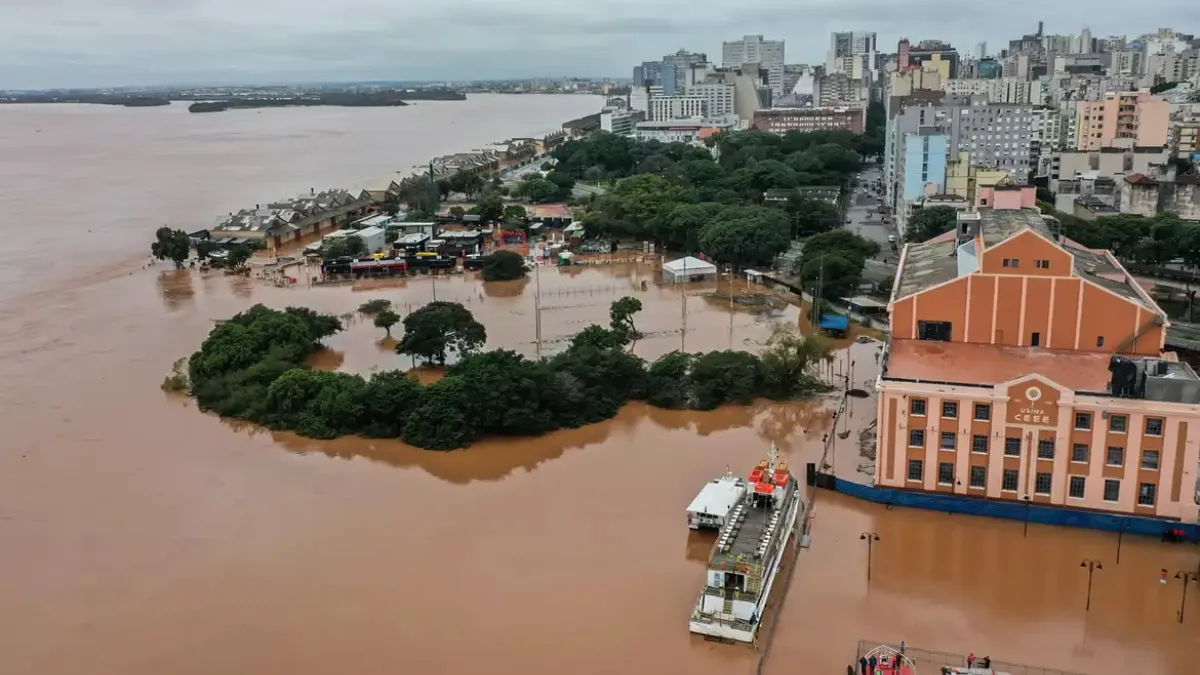 Chuva forte e frio de 4º C prejudicam resgates de moradores no RS