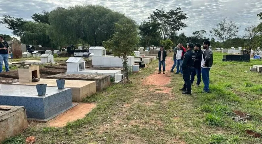 Corpos de bebê e de adolescente de 12 anos são furtados de cemitério