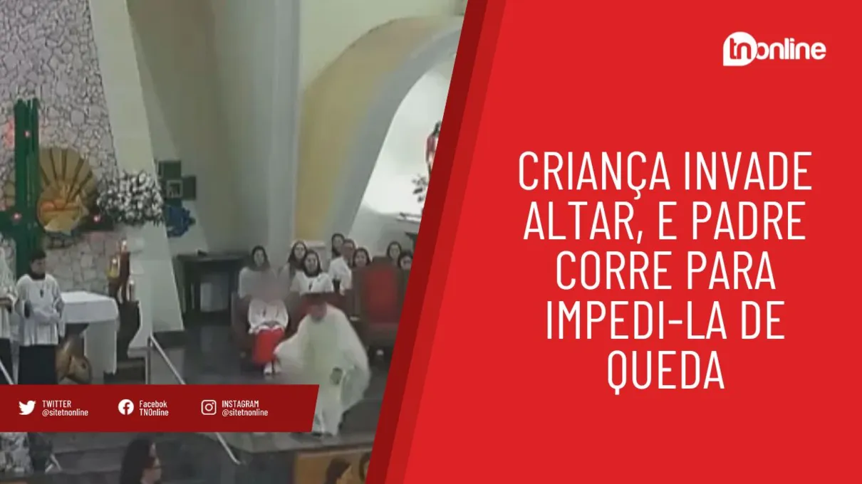 Criança invade altar, e padre corre para impedi-la de queda; assista