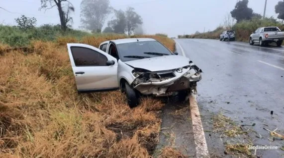 Dois carros sofrem aquaplanagem ao mesmo tempo na BR-376