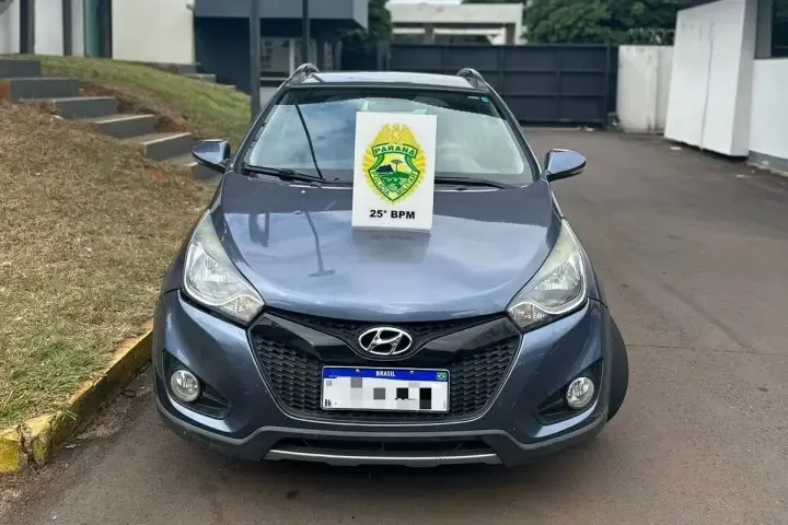 Homem que já se passou por policial é preso com carro roubado