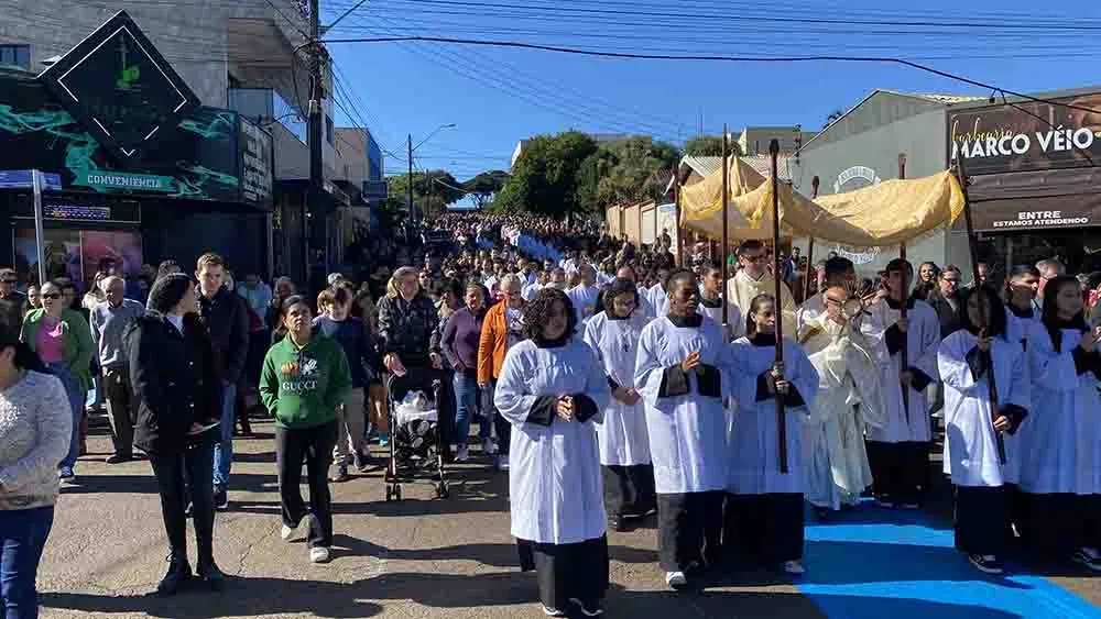 Ivaiporã celebra Corpus Christi com fé e devoção em procissão