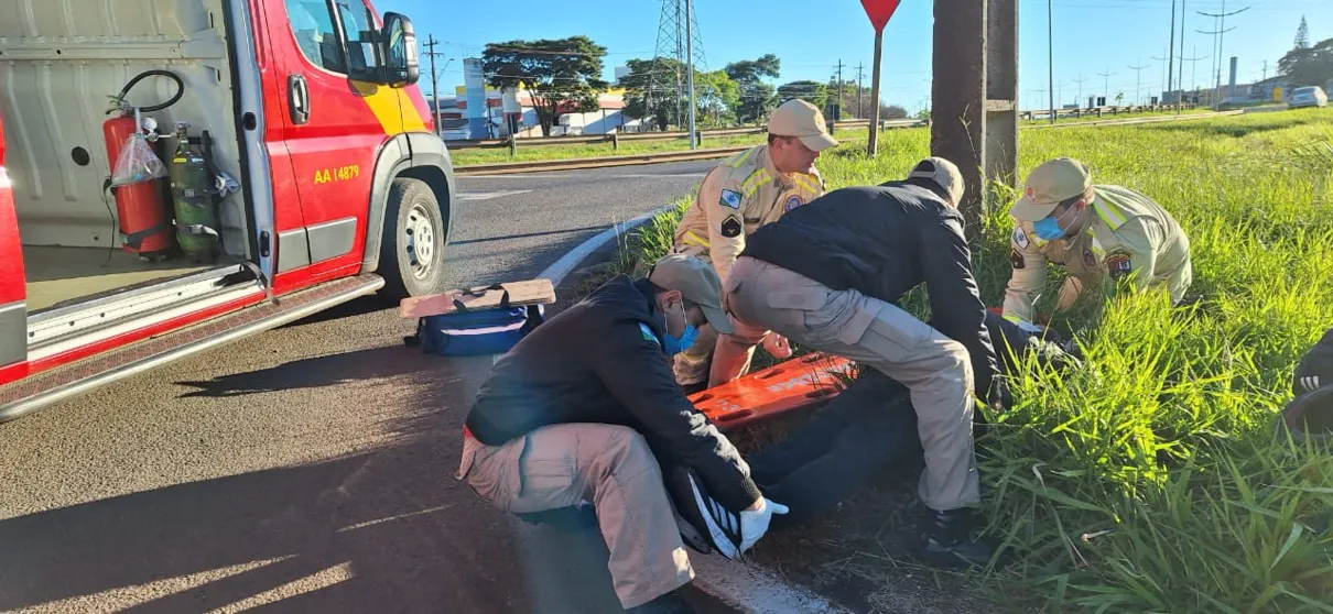 Motociclista de 19 anos fica ferido após colisão entre carro e moto