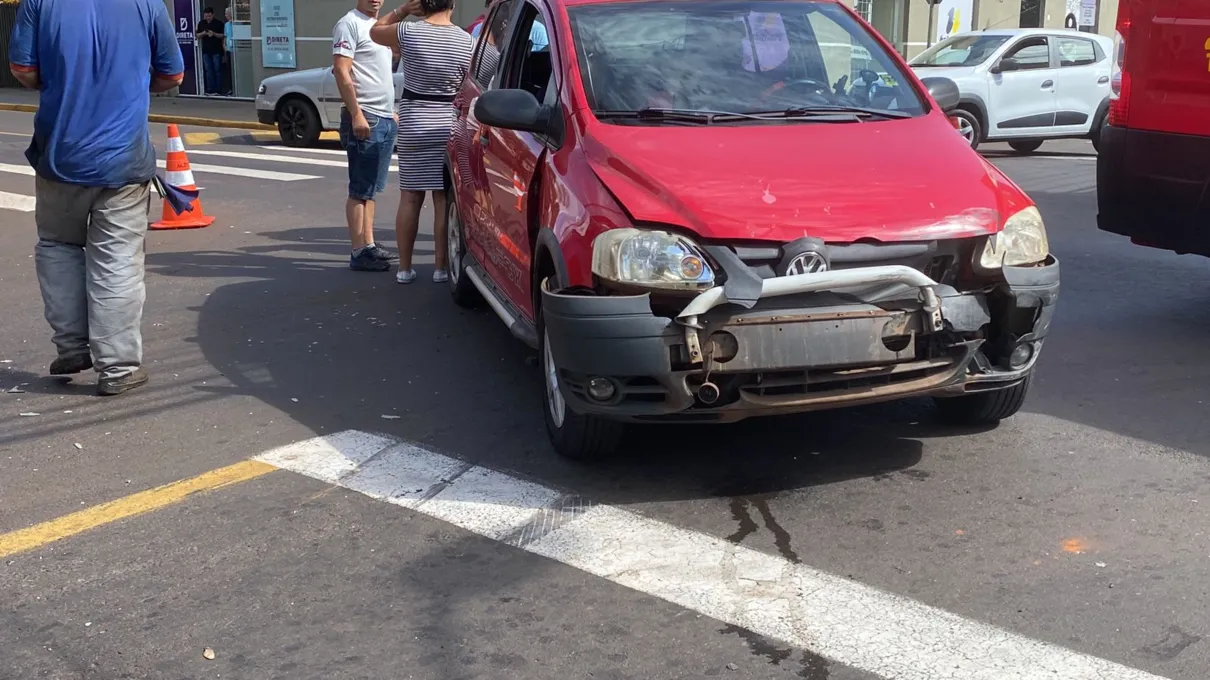 Mulher é encaminhada ao hospital após colisão entre Montana e CrossFox