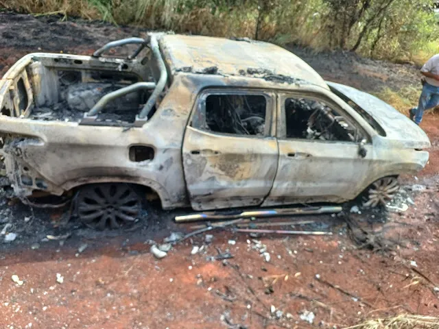 O carro foi assaltado e incendiado logo na sequência