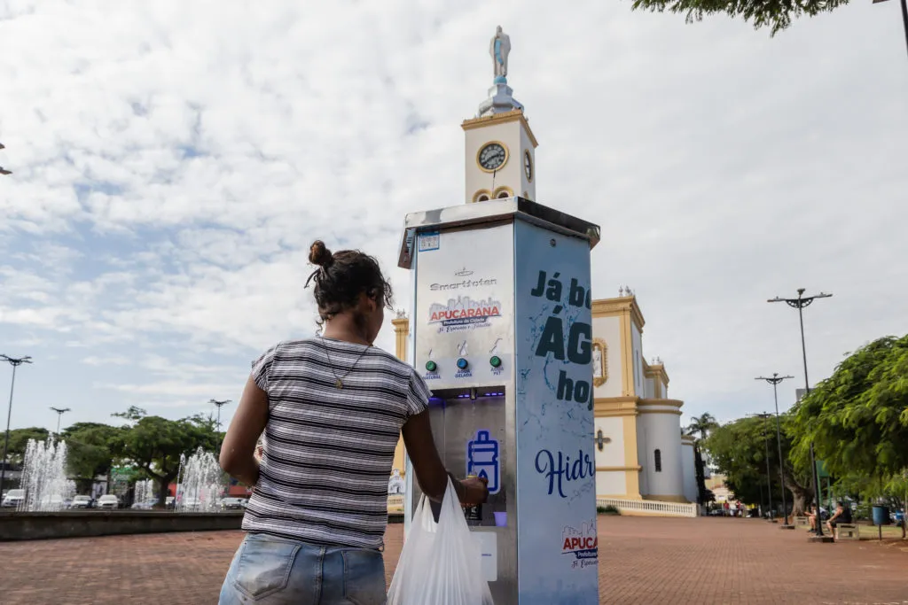 O equipamento fornece água potável natural e refrigerada