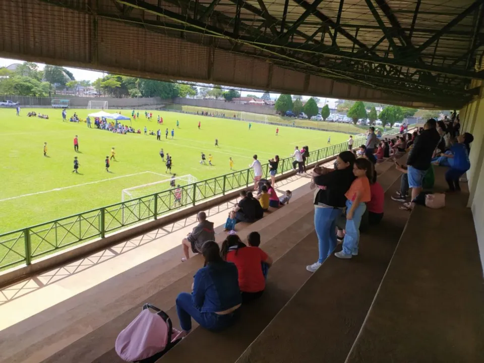 O espaço esportivo conta ainda com arquibancada coberta, vestiários e banheiros