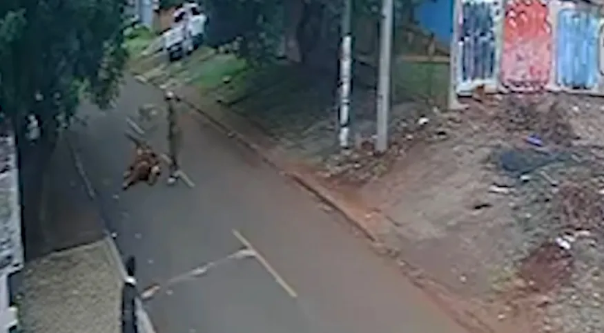 O fato ocorreu na Rua Tupinambás e foi registrado por uma câmera