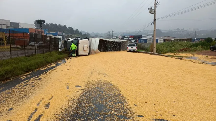 O tombamento aconteceu na manhã deste sábado (18)