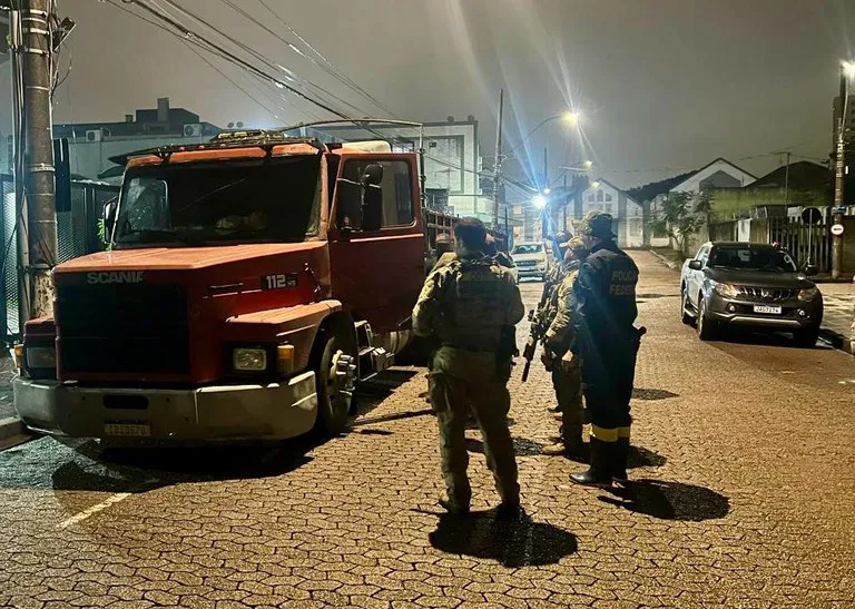 PF apreende 124 kg de droga em caminhão que passava por cidade alagada