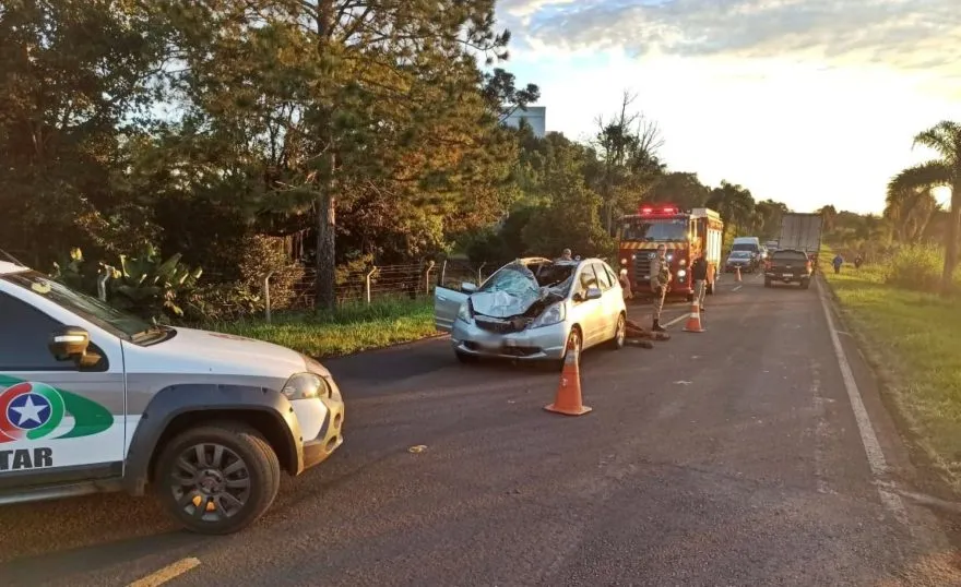 Policiais militares ficam feridos após carro atropelar cavalo