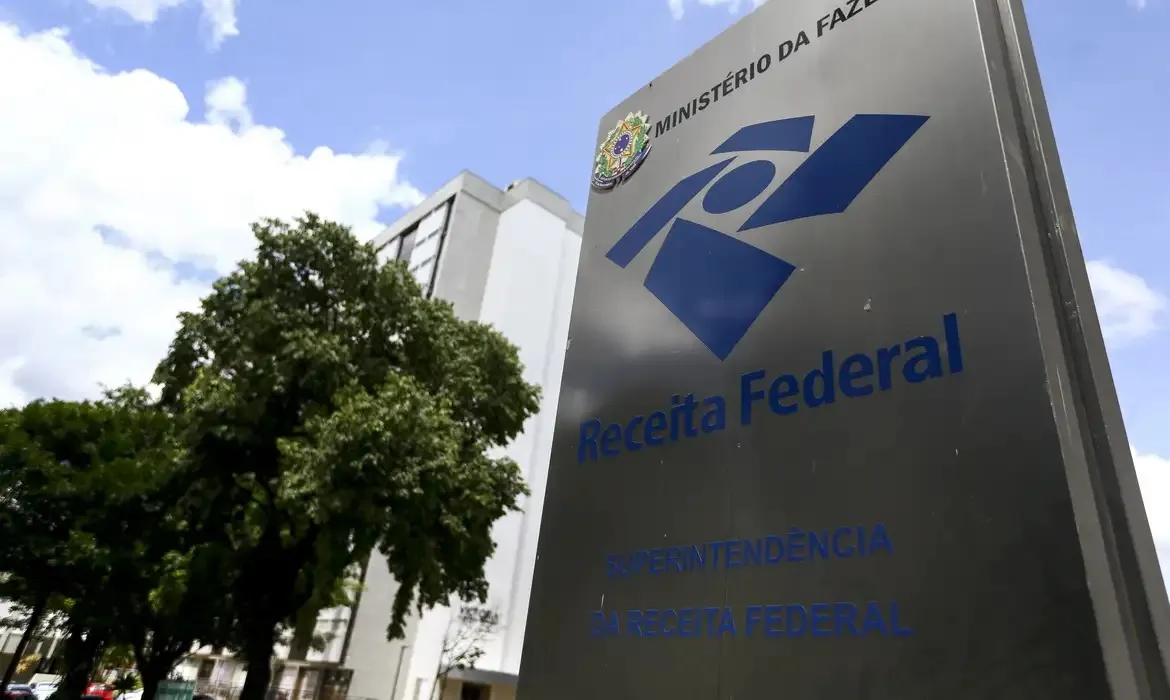 Receita Federal vai doar roupas apreendidas a vítimas