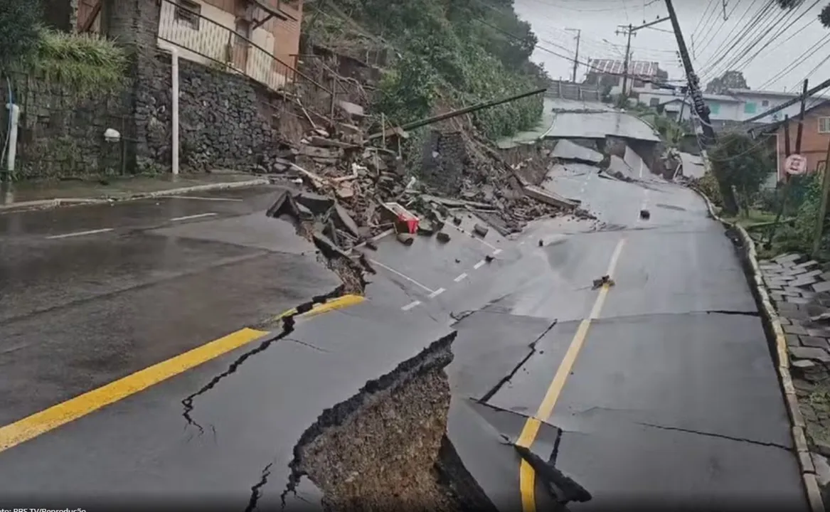 Rua desmoronou por conta das fortes chuvas