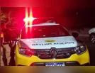 Mulher agride companheiro com capacete durante discussão