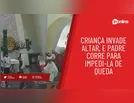 Criança invade altar, e padre corre para impedi-la de queda; assista