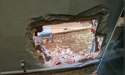 Suspeitos abrem buraco em parede e tentam levar cofre de supermercado