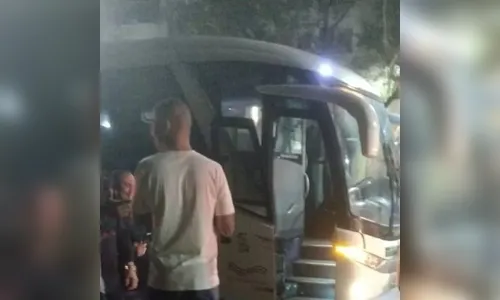 Trio assalta ônibus sem saber que 28 PMs estavam a bordo; um morreu
