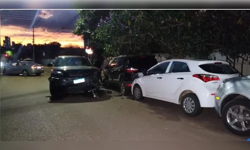 Acidente entre cinco carros é registrado no centro de cidade do PR
