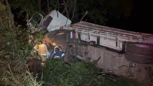 Acidente ocorreu na noite de segunda-feira (13)