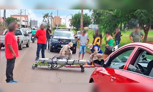 Motociclista fica ferida ao atingir traseira de carro em Arapongas