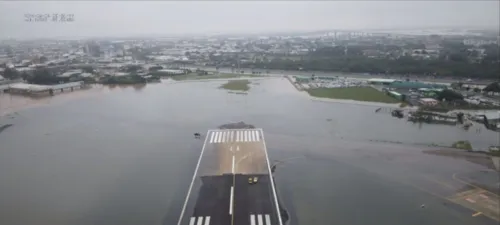 Aeroporto de Porto Alegre ficou alagado no último sábado (4) e voos foram suspensos