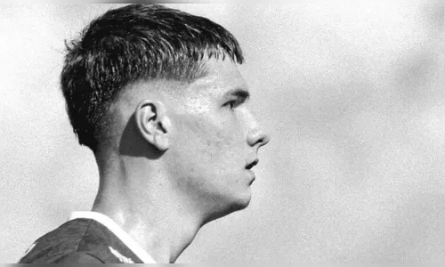 Jogador de futebol de 19 anos morre momentos antes de partida